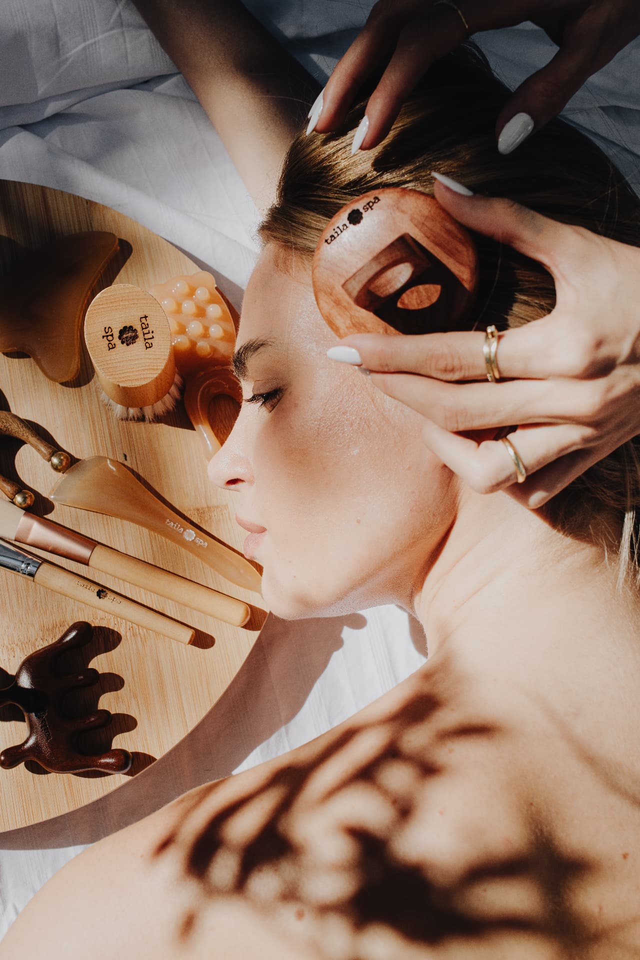Ritual de massagem facial com instrumentos de madeira Taila Spa