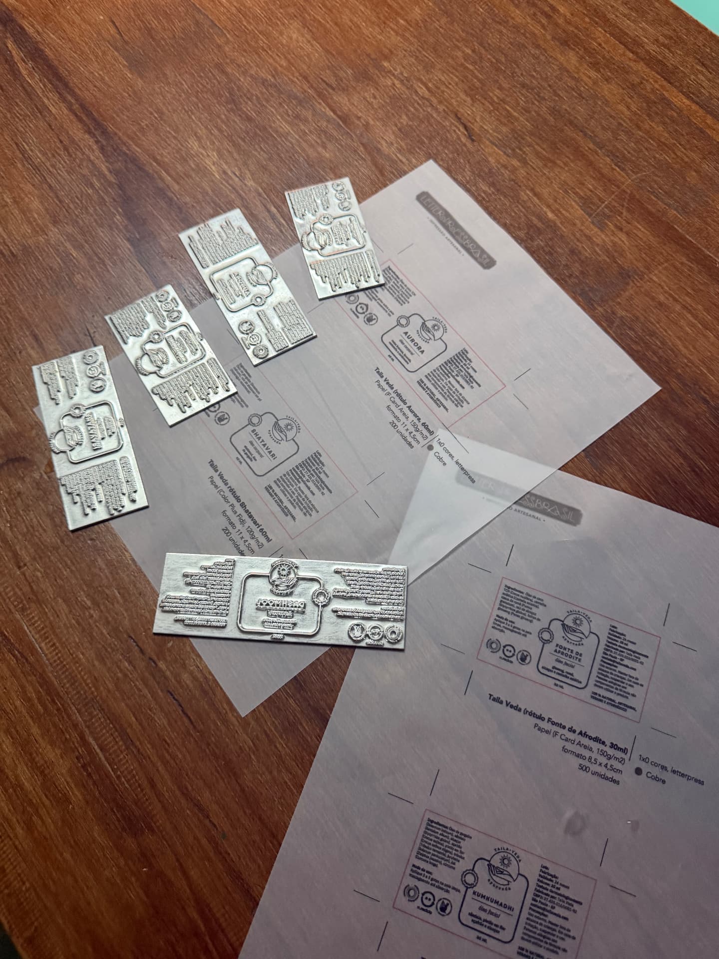 Clichês e provas de impressão letterpress dos rótulos Taila Veda