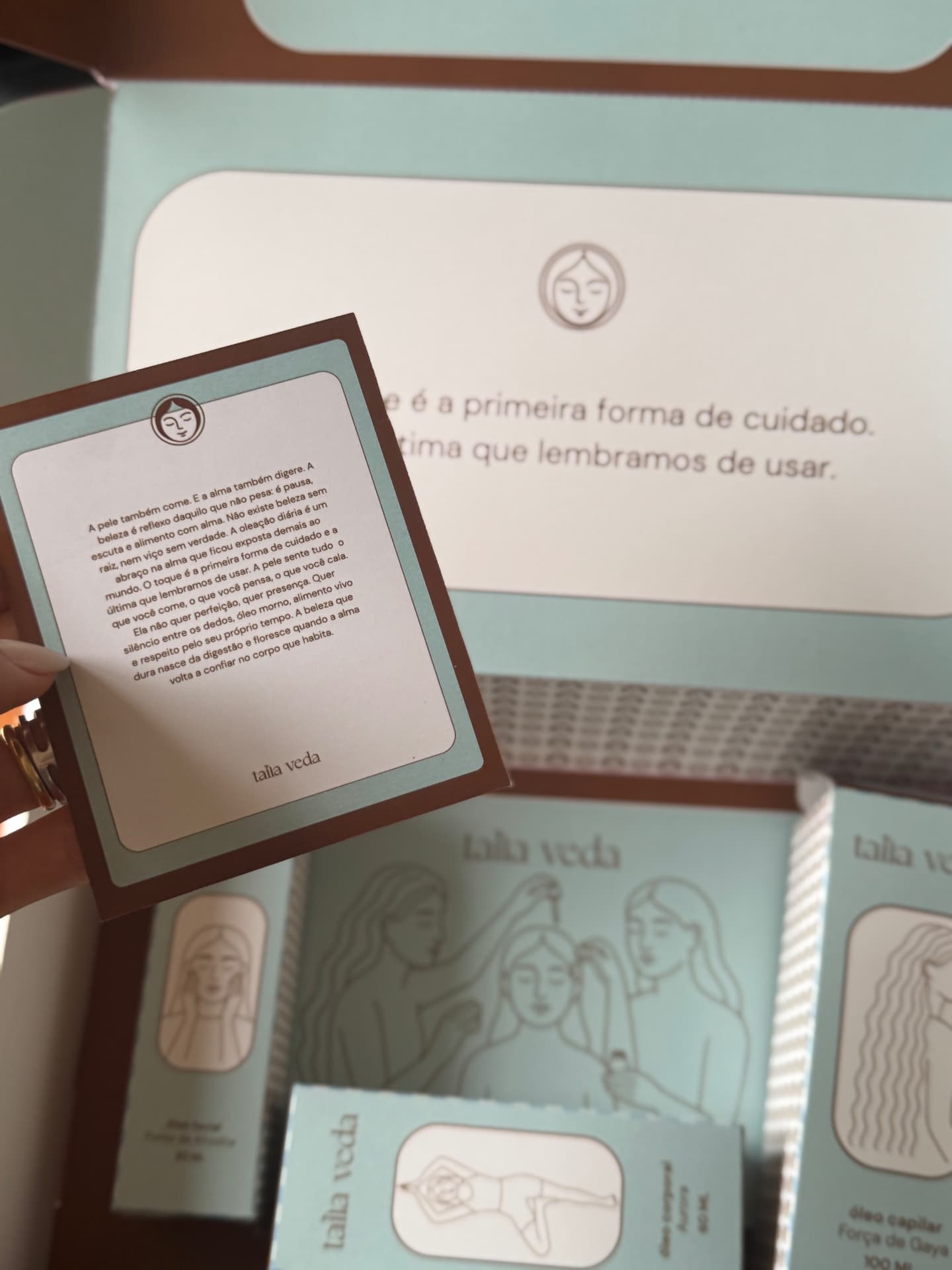 Cartão impresso com o texto A pele também come
