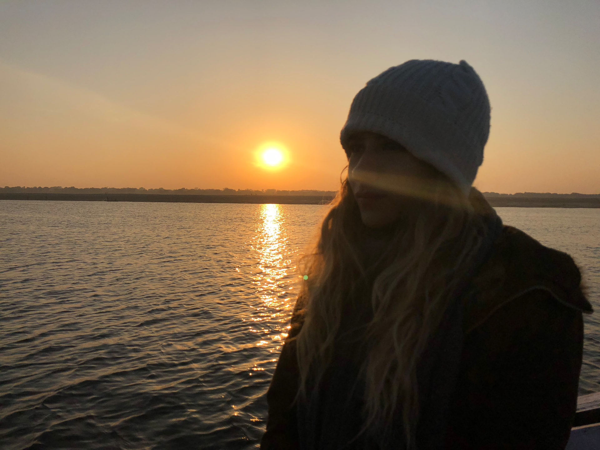 Nascer do sol sobre o rio Ganges, Nina de gorro olhando a água